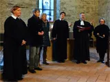 Geistliche im Talar bei einem Festgottesdienst