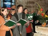 Gemeindeglieder singen aus grünen Gesangbüchern