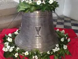 Eine mit weißen Blumen geschmückte Glocke