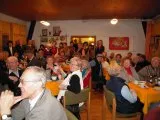 Gemeindeabend mit vielen Gästen an gedeckten Tischen