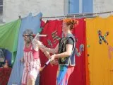 Puppen- und Clownstheater für Kinder vor bunten Tüchern