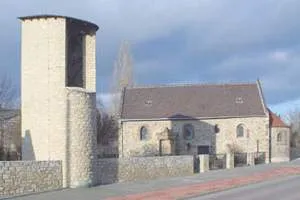 Der freistehende Glockenturm und die romanische Kirche St. Nikolaus am Böllberger Weg