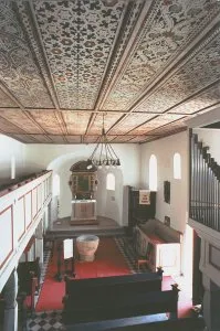 Die mit spätgotischen Mustern bemalte Holzdecke der Böllberger Kirche