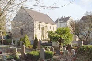 Die Böllberger Kirche St. Nikolaus vom Friedhof aus gesehen