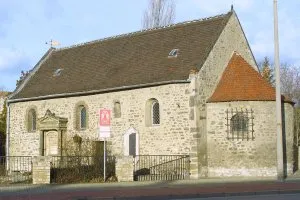 Die Böllberger Kirche St. Nikolaus mit Anbau, von der Straße aus gesehen