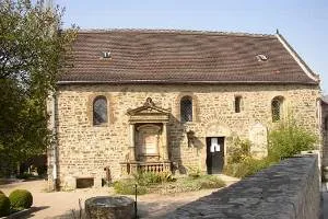 Südseite der Böllberger Kirche mit barockem Portal