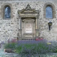 Das Portal der Böllberger Kirche mit restauriertem Tympanon, davor Lavendel