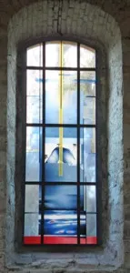 Ein Fenster der Wörmlitzer Kirche mit farbiger Verglasung